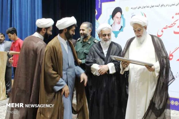 تمدن نوین اسلامی را با کمک جوانان پایه‌گذاری می‌کنیم