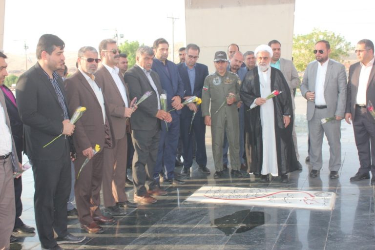 تجدید میثاق دوباره فرماندار،مدیران و پرسنل دستگاه های اجرائی شهرستان مسجدسلیمان به مناسبت هفته دولت و پاسداشت یاد و خاطره شهیدان والا مقام رجایی و باهنر و به منظور قدردانی از تلاش های مجدانه شهدای دوران هشت سال دفاع مقدس صبح امروز در محل یادمان شهدای گمنام نفتک مسجدسلیمان برگزار شد.